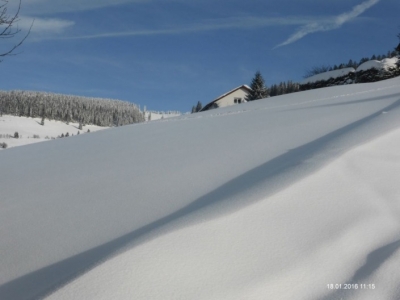 zum Kapellenlift, hinter dem Haus